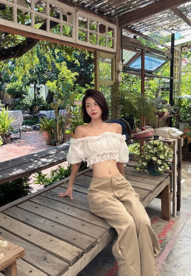 Nana from Vietnam — online now and open to a random video call
