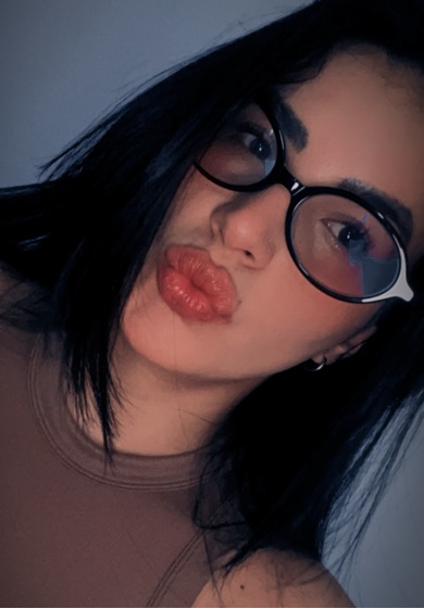 Samira from Venezuela — online right now, up for a one-on-one call