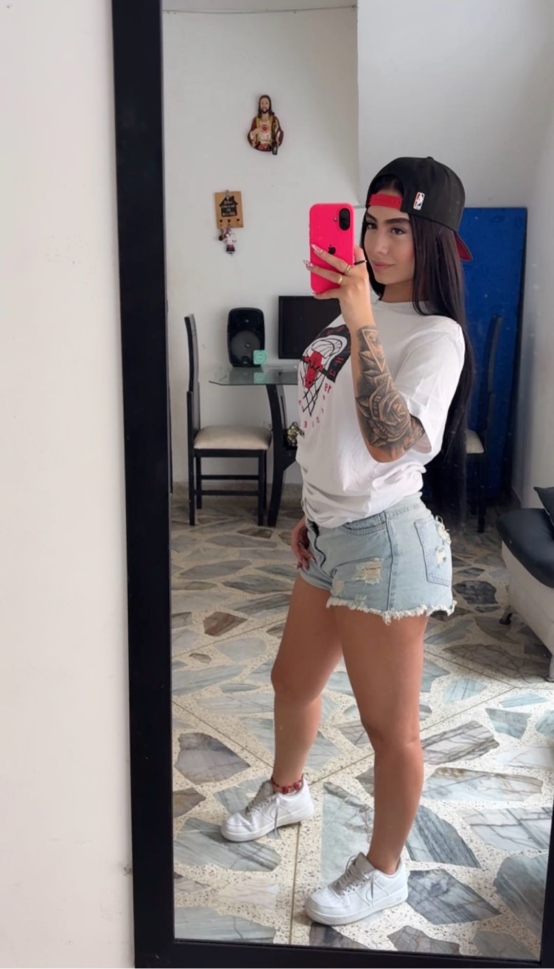 Salome from Colombia — here to chat with random people, camera already on